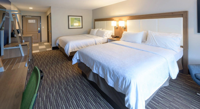 Четырёхместный номер Standard Holiday Inn Express & Suites Jamestown by IHG