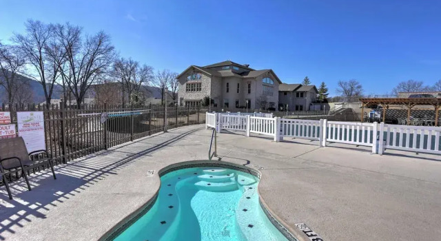 Апартаменты с 2 комнатами с балконом Golf, Pools & Near The Strip! Pointe Royale Condo