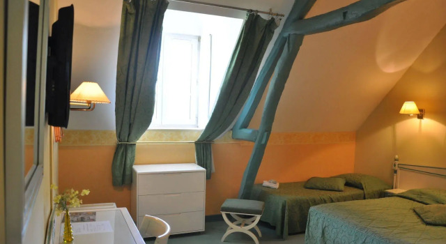 Hotel de la Tour, Rezervasyon Otel Pont-de-lʼArche 