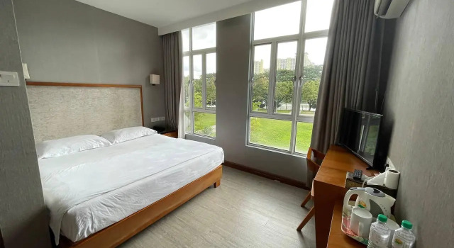 Кровать в общем номере Fan Holiday Hotel