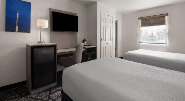 Четырёхместный номер Deluxe La Quinta Inn by Wyndham Omaha West