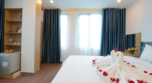 Четырёхместный номер Standard с балконом Hanoi Prime Center Hotel & Spa