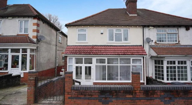 BIRMINGHAM HAGLEY WEST HOUSE, 5 bedrooms with 7 BEDS, 3x doubles beds, 4x singles beds,2 toilets,2 bathrooms,2 toilets, sleeps 7-10 people great motorway links M5 M6 M42 A38 A34, Забронировать Апартаменты/квартира Олдбери Уэст-Мидлендс