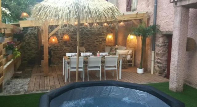 Коттедж La Boheme. Maison de Village Cosy, Jardin Et Spa.