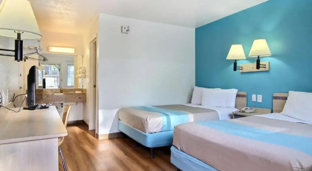 Четырёхместный номер Standard Motel 6-Lubbock, TX