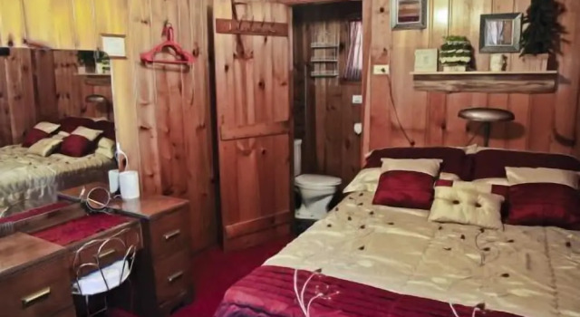 #6 - Casablanca 1 Bedroom Cabin by RedAwning, Varaa Lomakoti Carp Lake Michigan