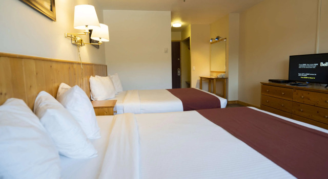 Четырёхместный номер Standard Canadas Best Value Inn- Riverview Hotel