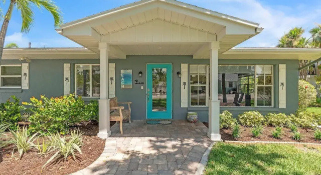 Beached Inn 3 Bedroom Home by RedAwning, Забронировать Дом для отпуска Холмс-Бич Sarasota Area, рядом с Парк "Бэйфронт" в городе Анна Мария