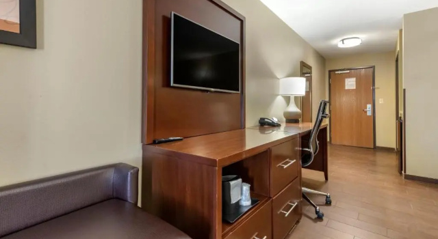 Люкс Comfort Suites Bridgeport - Clarksburg