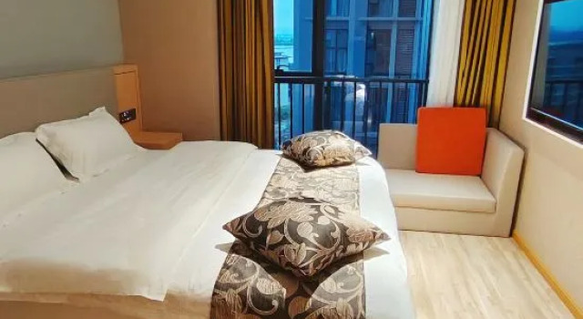 Люкс Lakeside Holiday Hotel (Kunming Sunac Dianchi Houhai Branch)