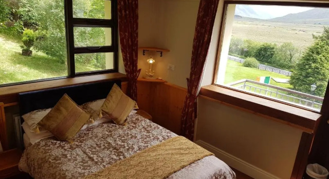Двухместный номер Standard с балконом и с видом на озеро Kylemore Pass Hotel