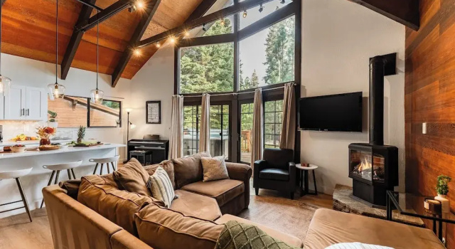 Emerald by Avantstay - Tahoe Donner Mountain Retreat w Large Patio, Забронировать Отель Траки Скво-Вэлли, рядом с Поле для гольфа Coyote Moon