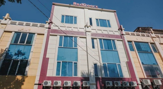 Kost M25 Hostel by Reddoorz, Book Hostel Hostels in Jakarta Province, Hostel