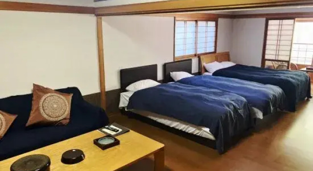 Кровать в общем номере Okukinu Onsen Hotel Kaniyu