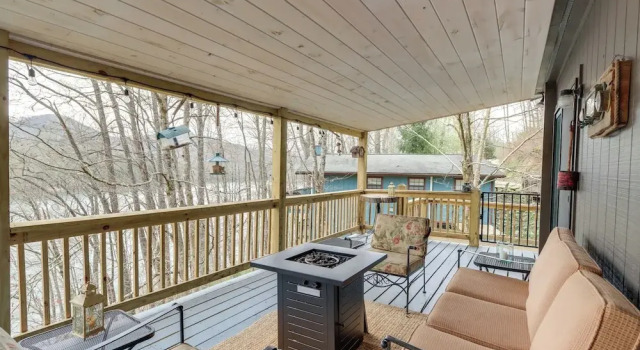 Коттедж с 4 комнатами с балконом Nantahala Lake Family Home w/ Private Dock & Views