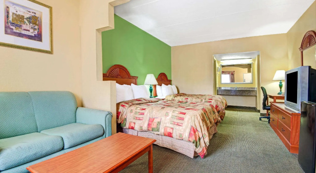 Quadruple Studio Suite Super 8 by Wyndham Nashville Near Downtown / I-40