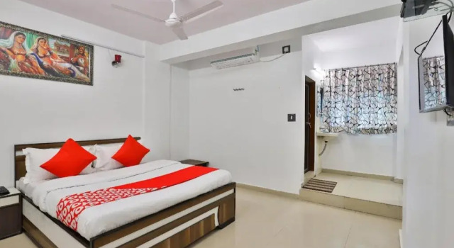 Hotel Day Night Stay By OYO Rooms, Boek Hotel Palsana Gujarat