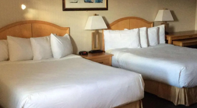 Четырёхместный номер Standard Coast Hotel Dawson Creek