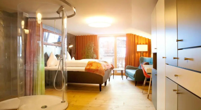 Двухместный номер Standard с балконом Raffls Tyrol Hotel