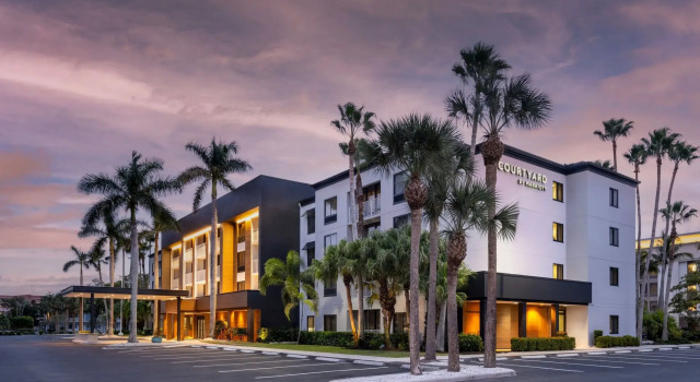 Courtyard by Marriott - Naples, Забронировать Отель Нейплс Southwest Florida, рядом с Otter Creek Golf Course