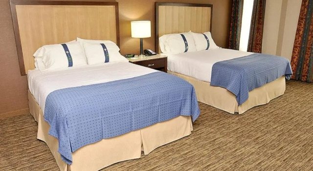 Четырёхместный номер Standard Holiday Inn Hotel & Suites Surrey East - Cloverdale by IHG