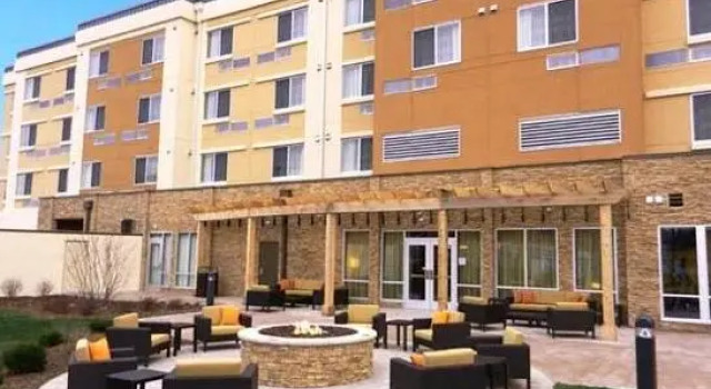 Кровать в общем номере Courtyard Milwaukee Airport
