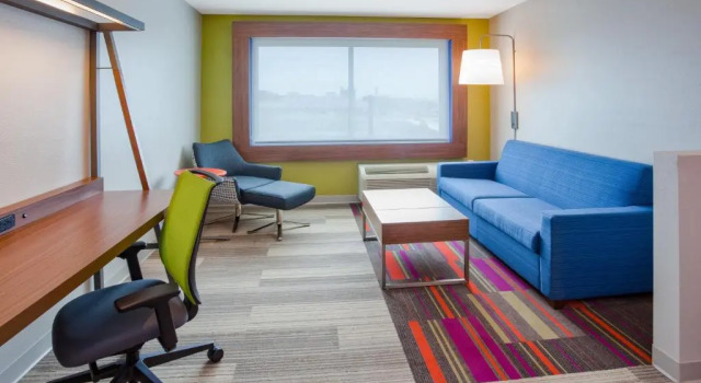 Люкс Holiday Inn Express and Suites Des Moines Downtown by IHG
