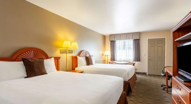 Четырёхместный номер Standard с балконом Americas Best Value Inn Burns