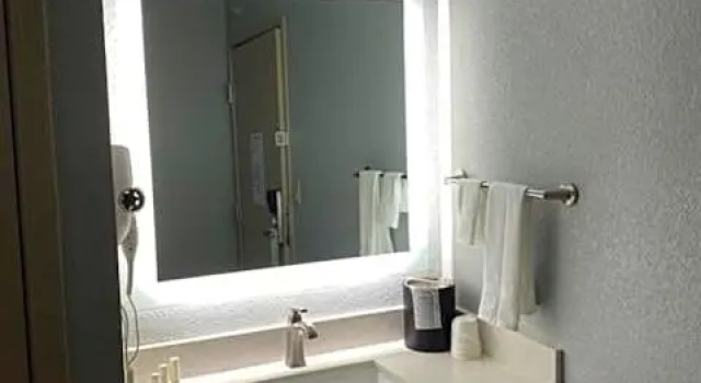 Шестиместный номер Standard AmericInn by Wyndham Williamsburg