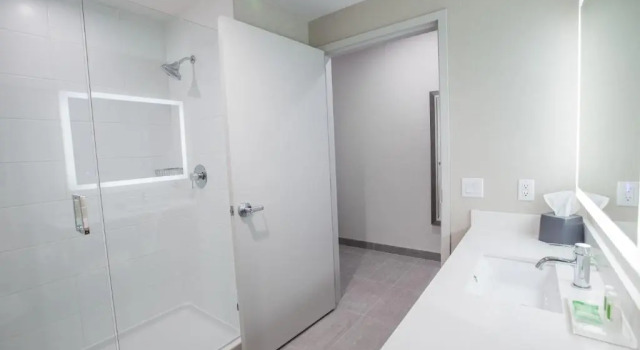 Двухместный номер Deluxe Holiday Inn Hotel & Suites Calgary South - Conference Ctr by IHG