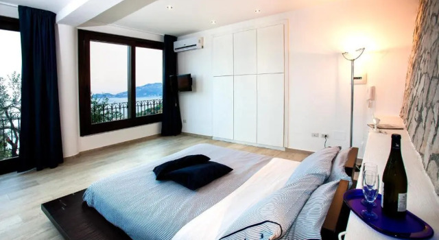 Villa Le Suites Sul Golfo Di Taormina,con piscina infinity a strapiombo sul mare, Book Villa Hotels in Sicily with a Pool, Swimming Pool