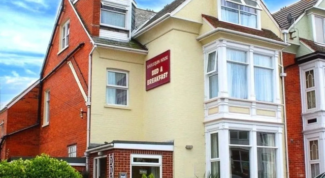 Harlequin Guest House with parking, Забронировать Гостевой дом Отели Дорсет с парковкой, Парковка