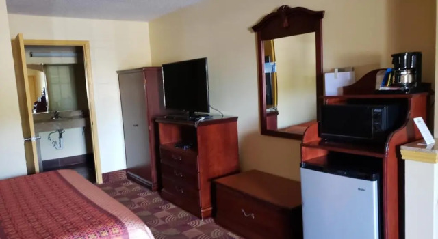Двухместный номер для гостей с ограниченными возможностями Days Inn & Suites by Wyndham Tuscaloosa - Univ. of Alabama