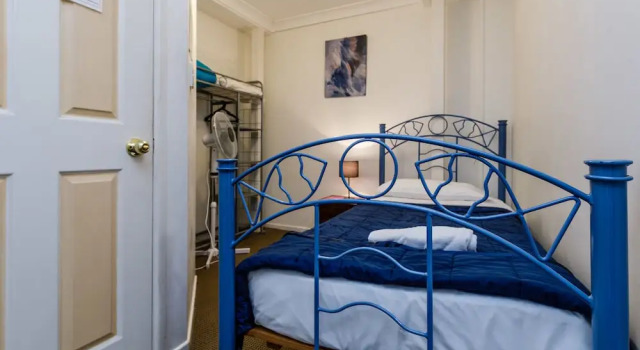 Кровать в общем номере (женский номер) Bowen Terrace Accommodation