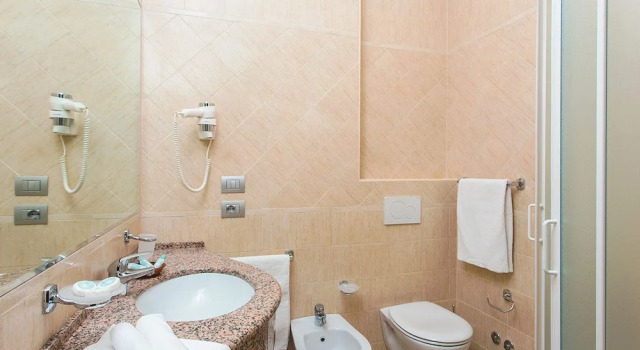 Трёхместный номер Standard с балконом Hotel Caravelle