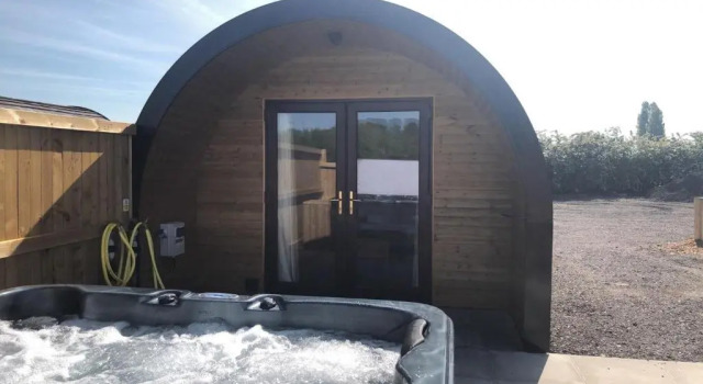 Superior Glamping Pod with Hot Tub, Buchen Sie Campingplatz Frodsham 