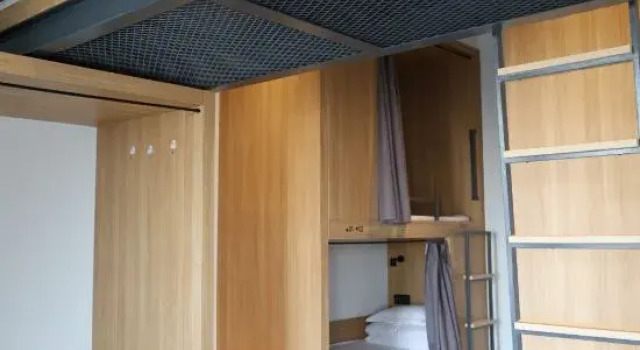 Кровать в общем номере WeLight Hotel
