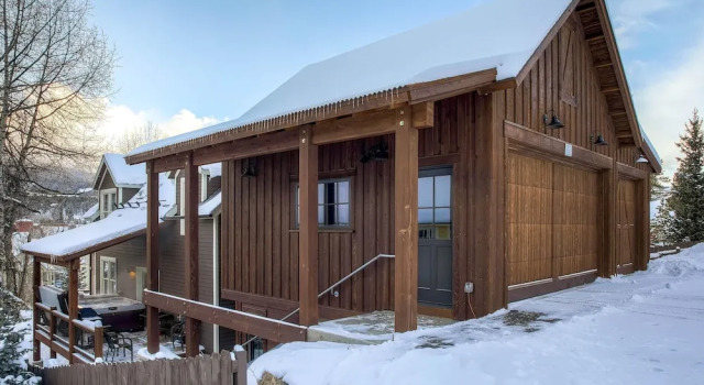 Great Raven Chalet, Rezerwuj Chalet Hotele w Vail Ski z parkingiem, Parking
