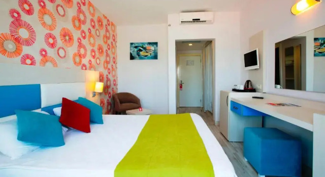 Standardowy dwuosobowy pokój z widokiem na basen The Colours West Hotel