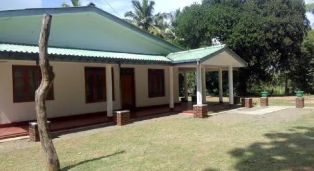 Lake Edge Bungalow