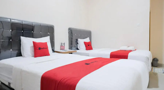 RedDoorz Plus @ Jalan P. Emir Moh Noer Lampung, Rezerwuj Hotel Bandar Lampung Sumatra