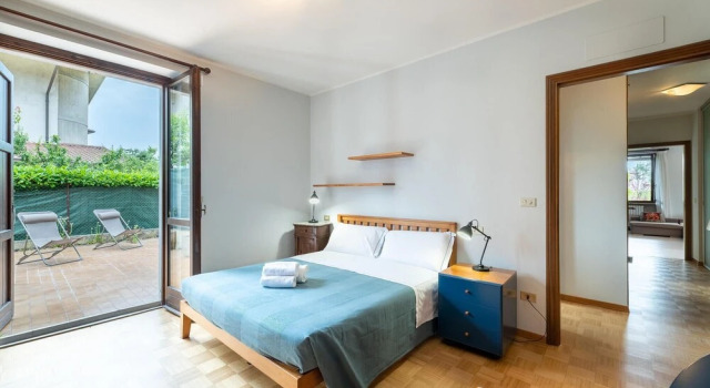 Awesome Home in Desenzano del Garda With Wifi and 3 Bedrooms, Забронировать Отель Дезенцано-дель-Гарда озеро Гарда