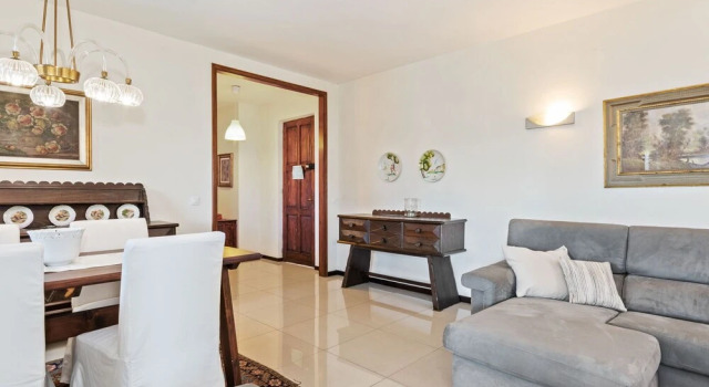 Comfortable Apartment With Library And Swimming Pool