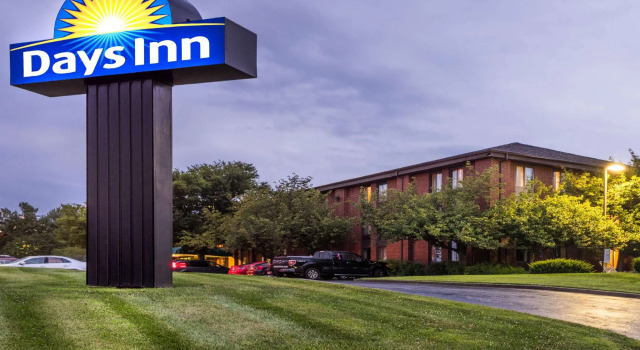 Кровать в общем номере Days Inn by Wyndham Westminster