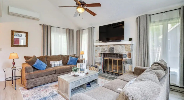 Steps to Jack Frost Ski Resort: Townhome w/ Decks, Buchen Sie Ferienwohnung  