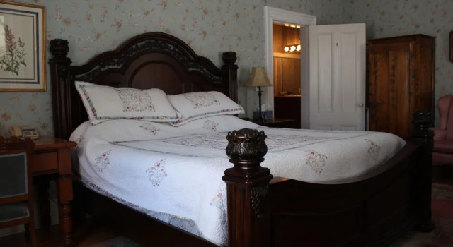 Carriage House Inn
