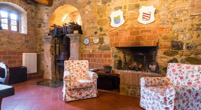Holiday Home in Town Center with Pool, Garden, Hot Tub, Book Hotel Hoteller i Lajatico med pool, Swimmingpool