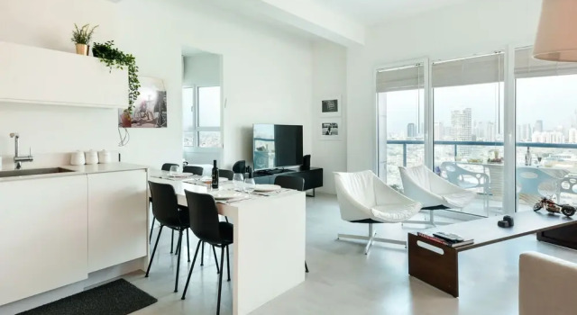 Stunning w Pool Few Mins Walk to Beach, Забронировать Апартаменты/квартира Отели Тель-Авива с парковкой, рядом с Пляж Иерусалим, Парковка