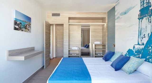 Люкс с балконом и с частичным видом на море Sol Bahía Ibiza Suites