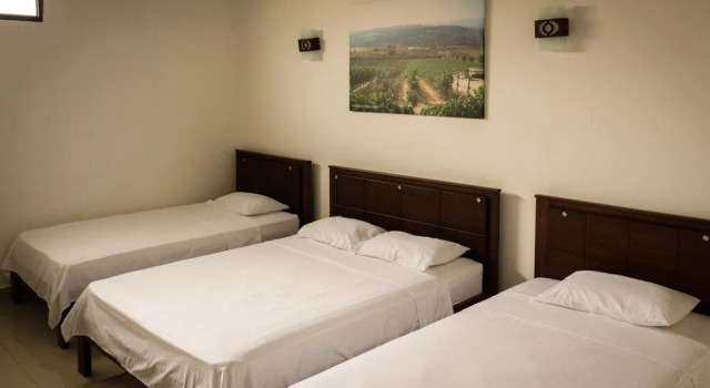 La Plazoleta Hotel Restaurante, Забронировать Отель Отели в центре Буга, в центре, Парковка, Завтраки